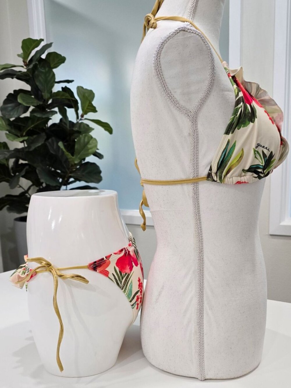 Guess ✦ Bikini Set ✦ Floral Halter Top With Gold Straps & Side Tie Bottoms S - Picture 3 of 8